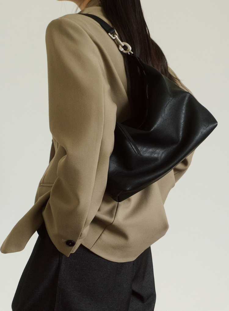 モダン×クラシックが融合した、都会派ホーボーバッグ