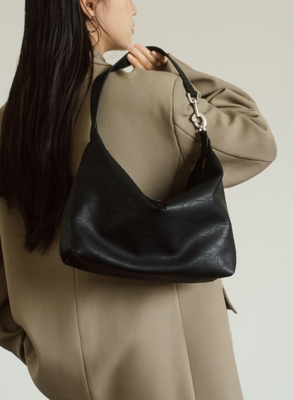 モダン×クラシックが融合した、都会派ホーボーバッグ