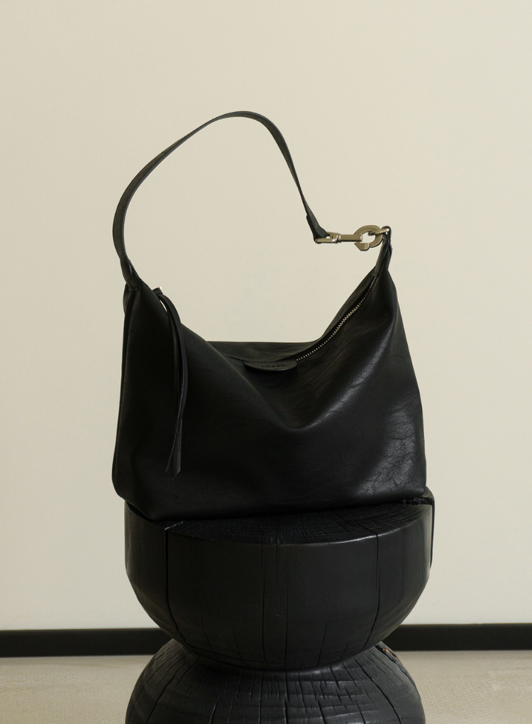 モダン×クラシックが融合した、都会派ホーボーバッグ