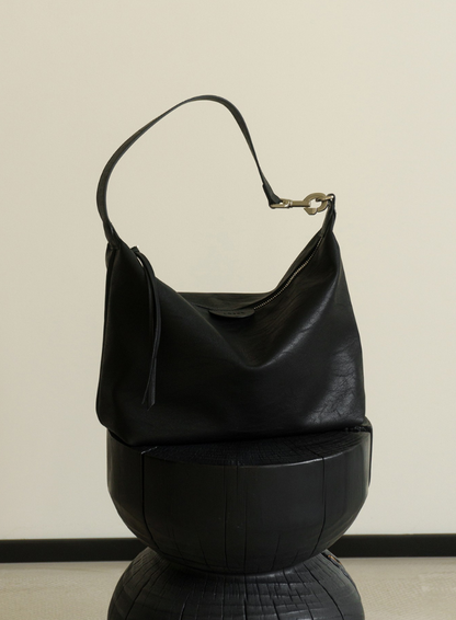 モダン×クラシックが融合した、都会派ホーボーバッグ