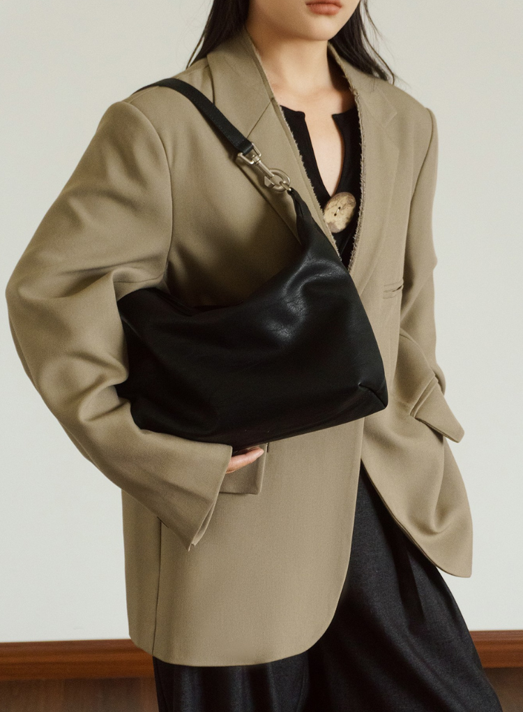 モダン×クラシックが融合した、都会派ホーボーバッグ