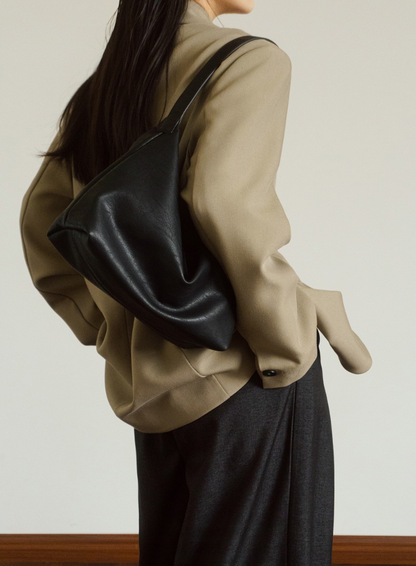 モダン×クラシックが融合した、都会派ホーボーバッグ