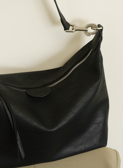 モダン×クラシックが融合した、都会派ホーボーバッグ