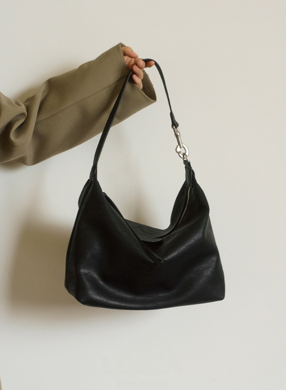 モダン×クラシックが融合した、都会派ホーボーバッグ