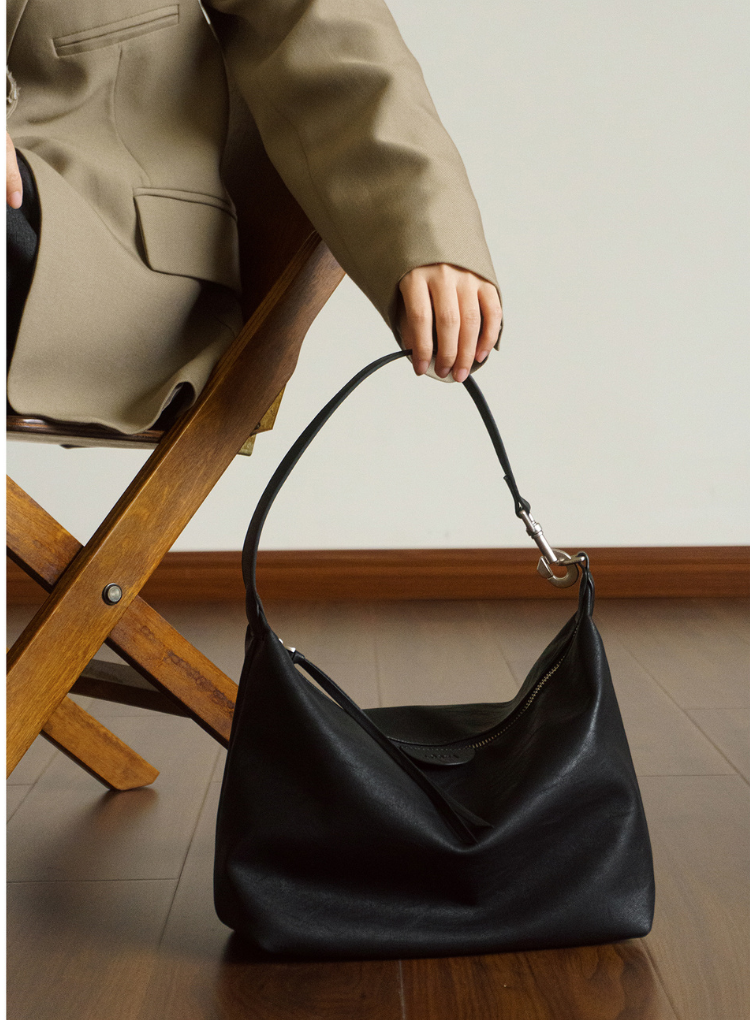 モダン×クラシックが融合した、都会派ホーボーバッグ