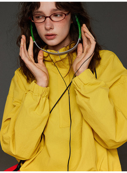 軽やかなハーフジップ連帽ジャケットレディース