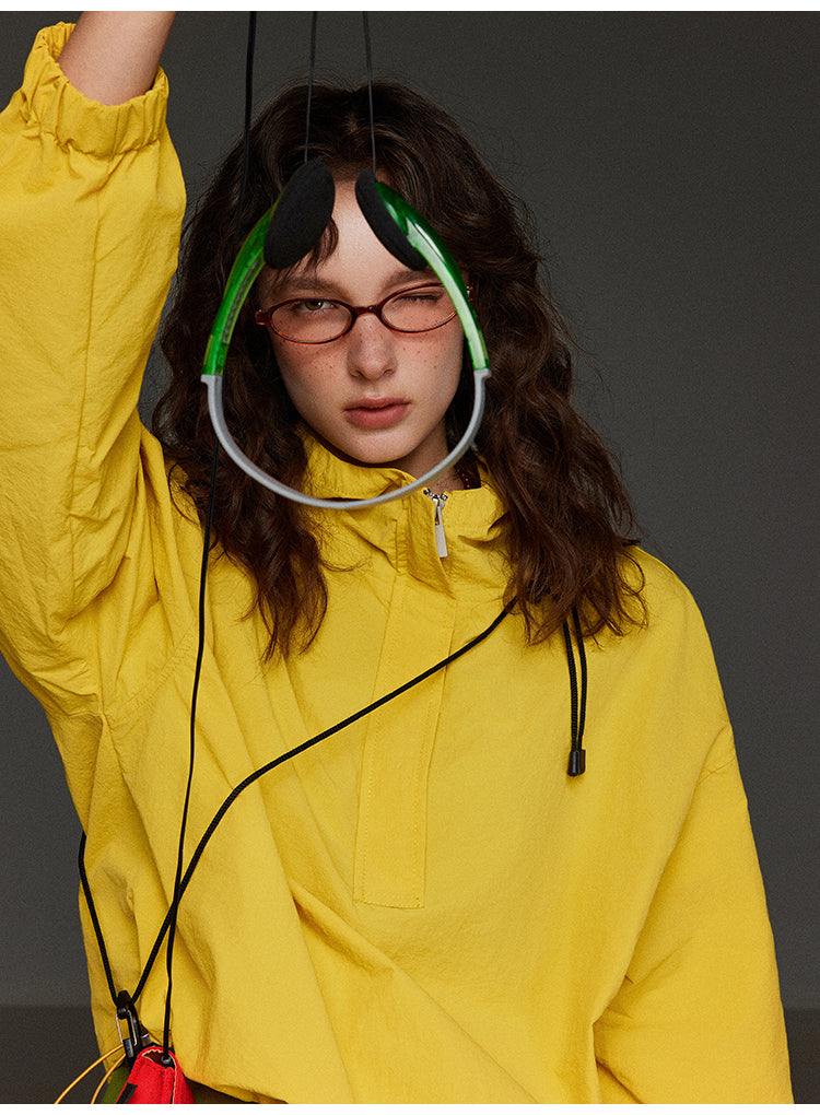 軽やかなハーフジップ連帽ジャケットレディース