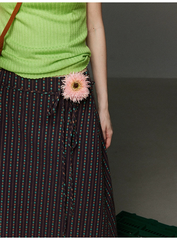 縦縞縞ネクタイ花柄スカート