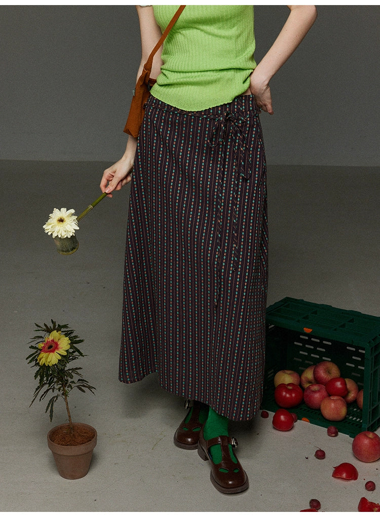 縦縞縞ネクタイ花柄スカート